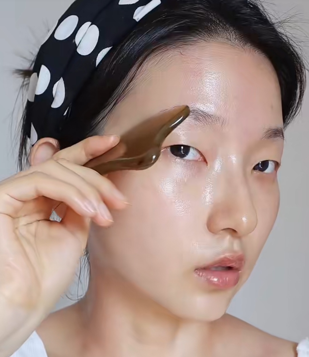 精油正确涂抹脸部的使用方法 这两种方法就够了_伊秀视频|yxlady.com